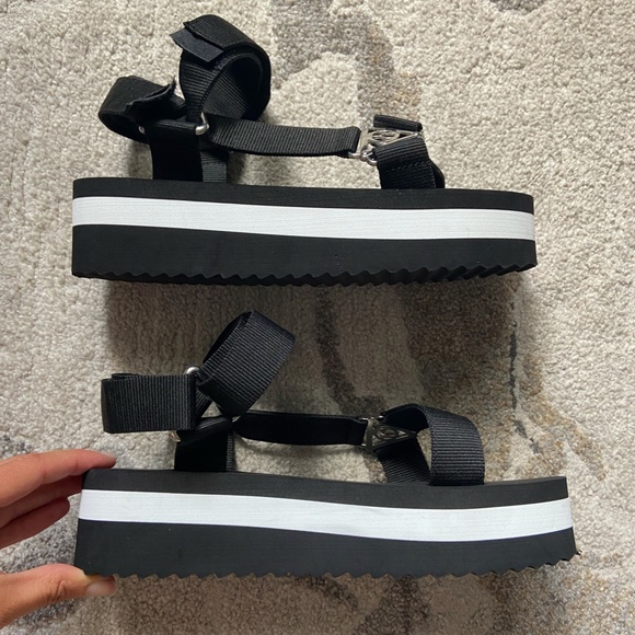 The Wishbone Collection Sandals // Size 7.5 - Picture 6 of 14